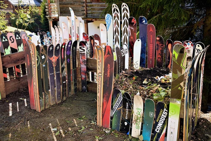 Au jardin, des bacs de compostage réalisés avec des skis